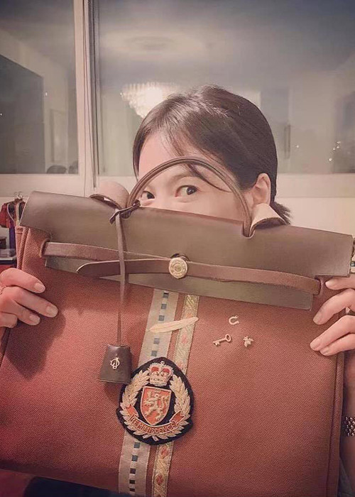 Mẫu túi Song Hye Kyo thiết kế cũng gây chú ý khi có chữ "J". Nhiều người rằng "J" là tên viết tắt của tên Joong Ki - ông xã của Song Hye Kyo.