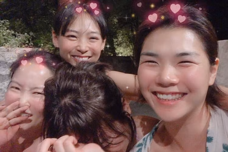 Hình ảnh nữ diễn viên phim "Hậu duệ mặt trời" vui vẻ bên bạn bè trong chuyến du lịch Thái Lan mà không có Song Joong Ki bên cạnh.