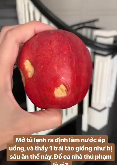 Nàng ngọc nữ màn ảnh Việt từng tiết lộ cô con gái Chloe gặm trái táo rồi lại để vào trong tủ lạnh.