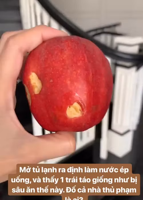 Nàng ngọc nữ màn ảnh Việt từng tiết lộ cô con gái Chloe gặm trái táo rồi lại để vào trong tủ lạnh.