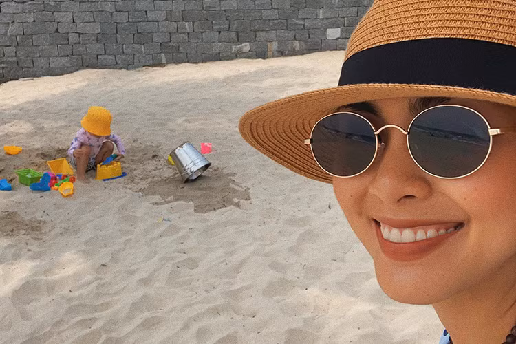 Dịp nghỉ lễ vừa qua, Hà Tăng đưa các con đi nghỉ dưỡng. Trong ảnh, bé Chloe thích thú chơi trên bãi biển.