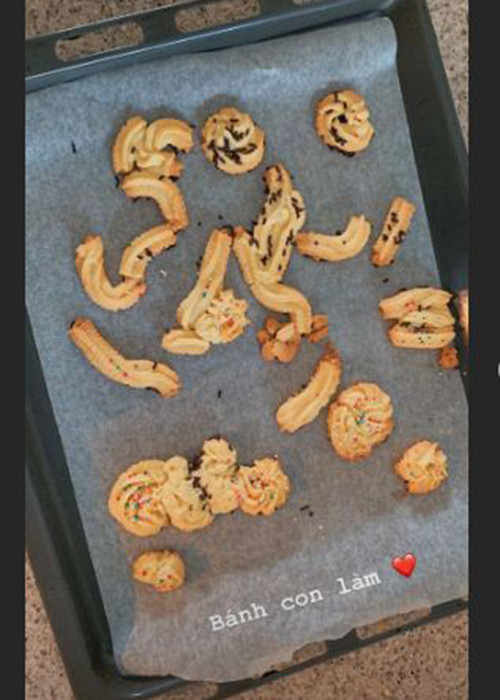 Hà Tăng từng khoe các con làm bánh. Có vẻ như, các nhóc tì nhà diễn viên có sở thích làm bánh giống mẹ.