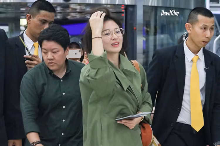 Xuất hiện tại sân bay, nữ diễn viên nổi bật bởi nhan sắc xinh đẹp, rạng ngời.