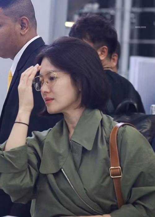 Người đẹp xứ Hàn liên tục lấy tay che bụng, khiến dư luận đặt nghi vấn cô đang mang bầu.