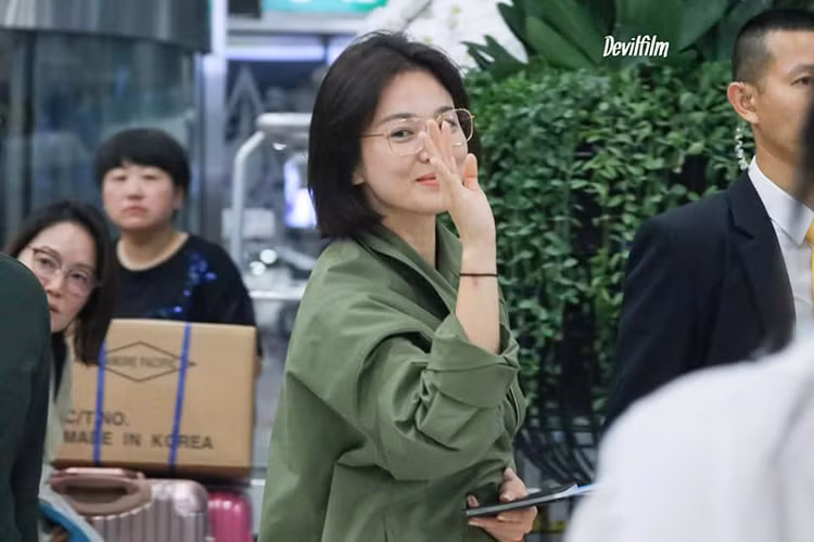 Sau khi kết thúc công việc tại Thái Lan, Song Hye Kyo nhanh chóng trở về Hàn Quốc.