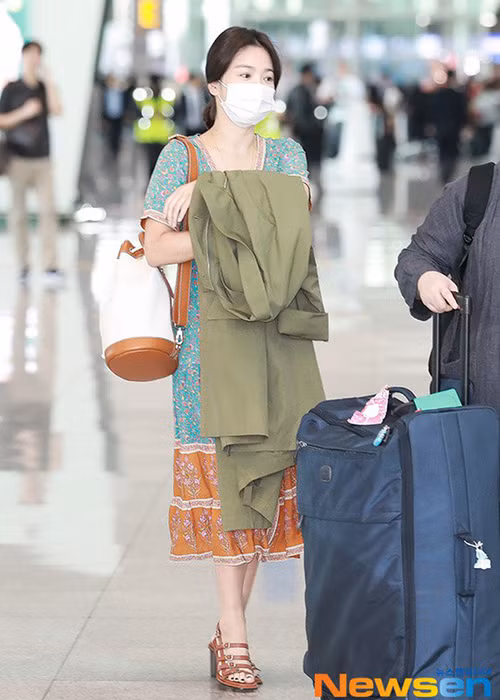 Truyền thông Trung Quốc lẫn Hàn Quốc đặt câu hỏi lớn về hôn nhân của Song Hye Kyo khi cô liên tục "quên" đeo nhẫn cưới.