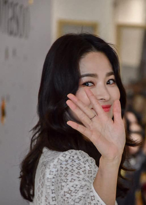 Nàng ngọc nữ màn ảnh xứ Hàn vui vẻ làm việc bất chấp tin đồn ly hôn chồng trẻ.