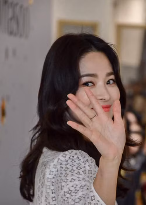 Nàng ngọc nữ màn ảnh xứ Hàn vui vẻ làm việc bất chấp tin đồn ly hôn chồng trẻ.