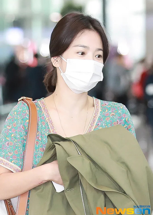 Trong chuyến bay từ Hàn Quốc sang Thái Lan, Song Hye Kyo gây chú ý khi để lộ vết thương trên cổ tay.
