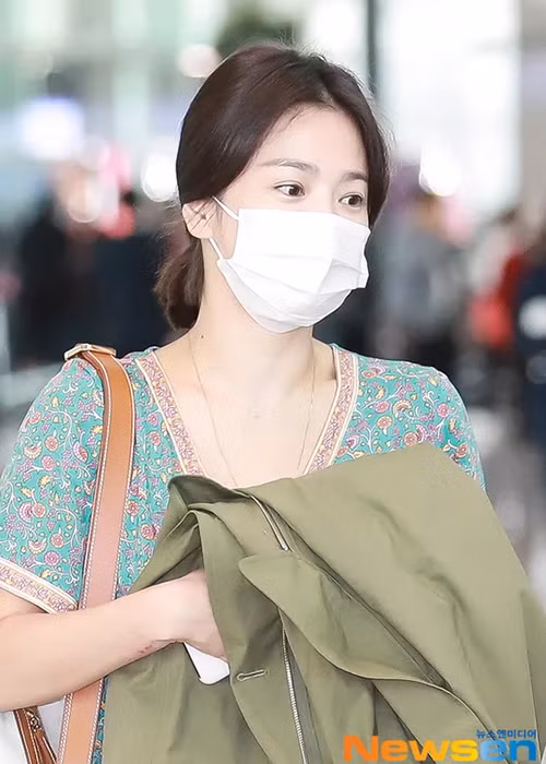 Trong chuyến bay từ Hàn Quốc sang Thái Lan, Song Hye Kyo gây chú ý khi để lộ vết thương trên cổ tay.