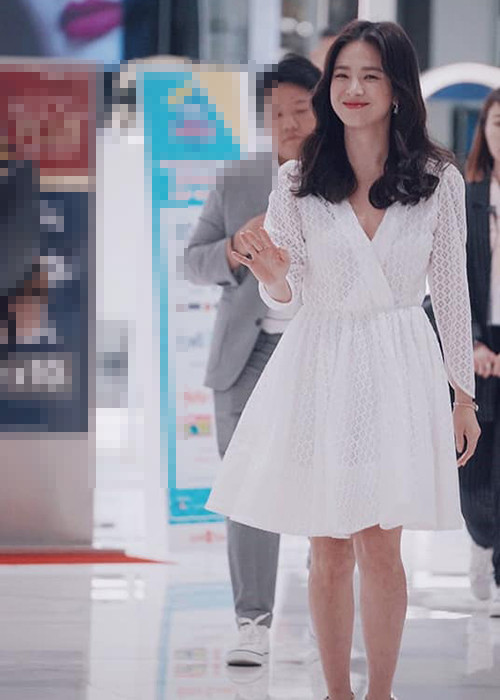 Trong chuyến công tác tại Thái Lan, Song Hye Kyo luôn xuất hiện với vẻ ngoài rạng rỡ.