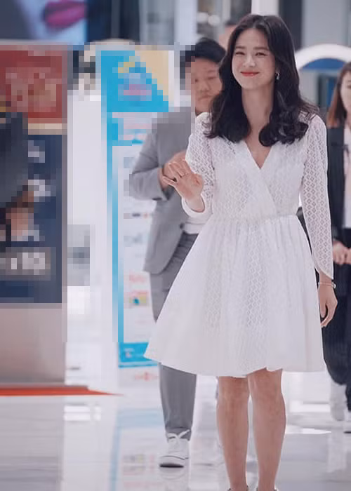 Trong chuyến công tác tại Thái Lan, Song Hye Kyo luôn xuất hiện với vẻ ngoài rạng rỡ.