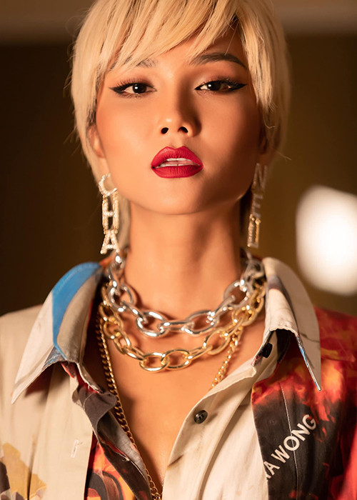 Lâu nay, H'hen Niê gắn liền với hình ảnh mái tóc ngắn cá tính.