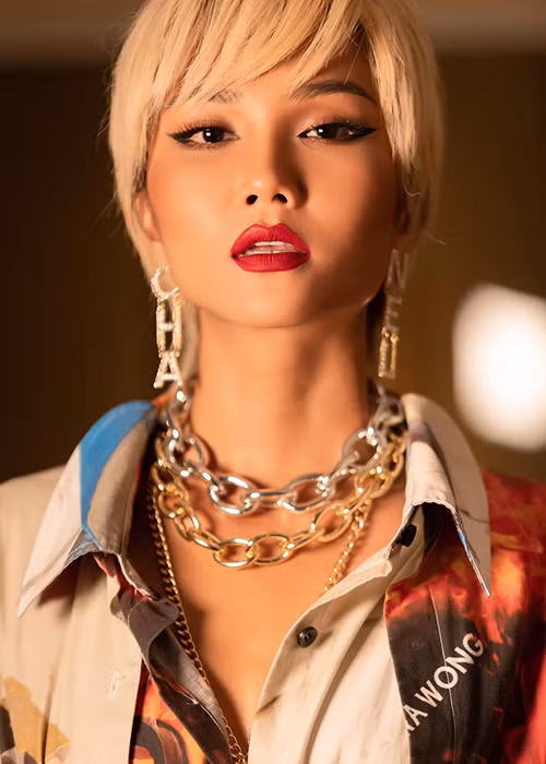 Lâu nay, H'hen Niê gắn liền với hình ảnh mái tóc ngắn cá tính.