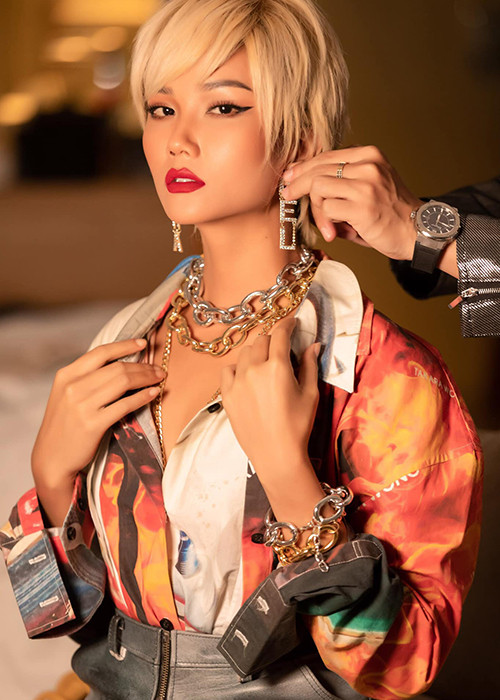 Nàng hoa hậu dân tộc Ê-đê đội tóc giả màu bạch kim tham gia một sự kiện.