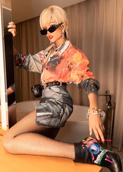 Nàng hoa hậu sinh năm 1992 còn diện trang phục cùng loạt phụ kiện cá tính.