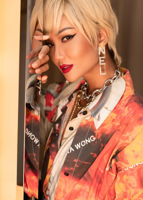 Hiện tại, H'hen Niê còn khiến fan quốc tế phát sốt với mái tóc bạc kim, trang phục phá cách.