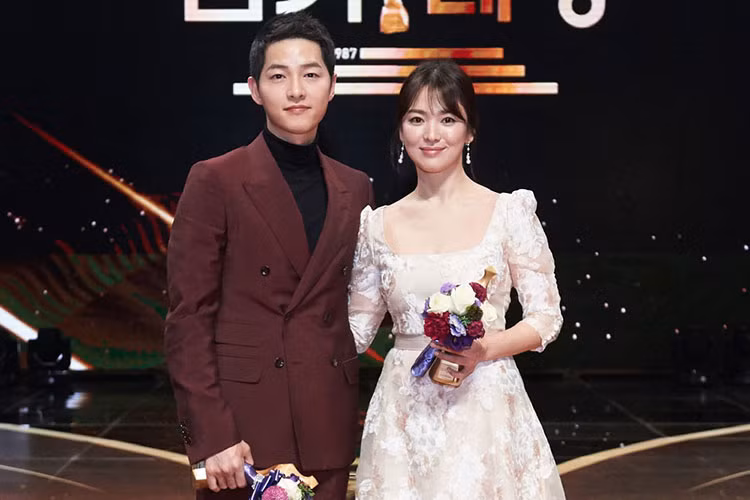 "Tôi tự nghĩ rằng sẽ thật tốt nếu trao tương lai cho anh ấy và tôi rất vui vì anh ấy có thể cảm nhận rõ cảm xúc thật của mình. Đó là lúc tôi biết được rằng anh ấy là người duy nhất", Song Hye Kyo từng nói về Song Joong Ki.