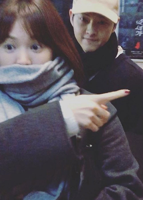 Đám cưới của Song Joong Ki và Song Hye Kyo diễn ra vào năm 2017. Khoảng thời gian sau đó, đôi vợ chồng son lúc nào cũng bên nhau.