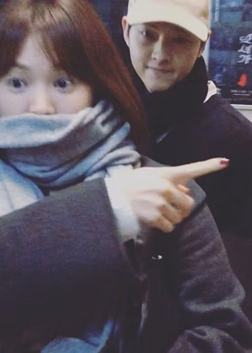 Đám cưới của Song Joong Ki và Song Hye Kyo diễn ra vào năm 2017. Khoảng thời gian sau đó, đôi vợ chồng son lúc nào cũng bên nhau.