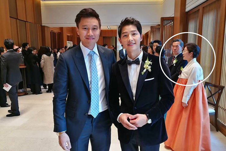 Sau khi Song Hye Kyo chào đời, bố mẹ của cô nảy sinh nhiều bất đồng trong cuộc sống, thường xuyên cãi vã. Cuối cùng, vì không thể hàn gắn được tình cảm, cả hai quyết định ly hôn. Lúc đó, Song Hye Kyo học lớp 3. Ảnh: Khám phá