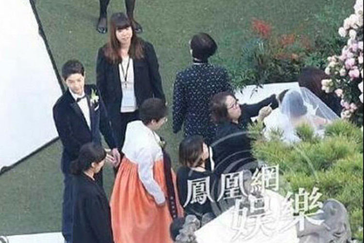 Mẹ của Song Hye Kyo bằng tuổi với bố của nữ diễn viên. Năm 18 tuổi, cả hai kết hôn. 1 năm sau đó, hai người chào đón Song Hye Kyo ra nhập tổ ấm. Ảnh: Ifeng