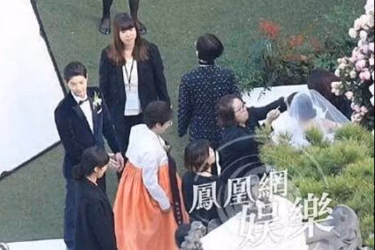 Mẹ của Song Hye Kyo bằng tuổi với bố của nữ diễn viên. Năm 18 tuổi, cả hai kết hôn. 1 năm sau đó, hai người chào đón Song Hye Kyo ra nhập tổ ấm. Ảnh: Ifeng