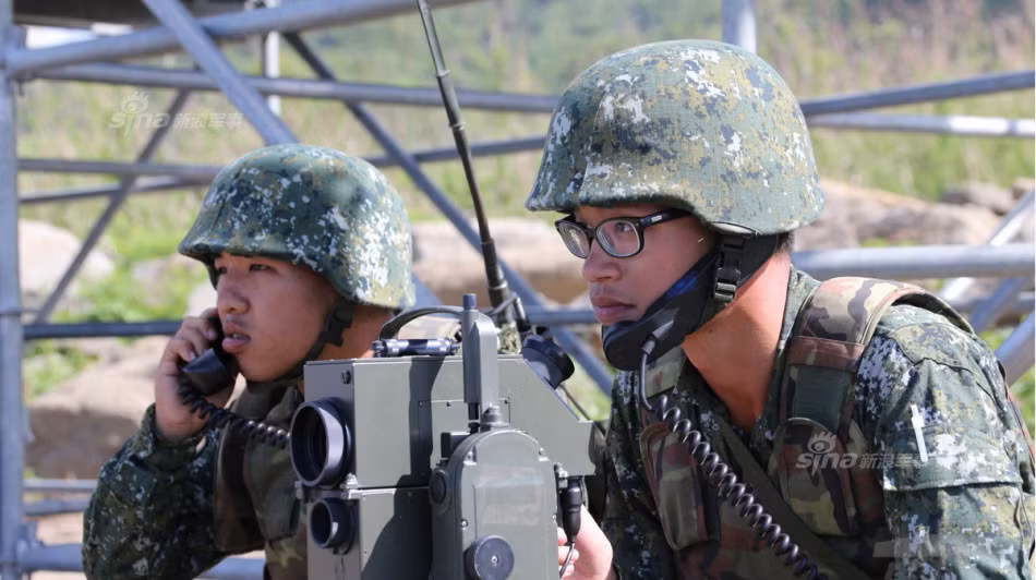 Các loại pháo kéo dù đã lạc hậu của Quân đội Đài Loan đều được tăng khả năng chính xác ngay loạt đạn đầu nhờ sự hỗ trợ khí tài trinh sát pháo binh hiện đại. Nguồn ảnh: QQ