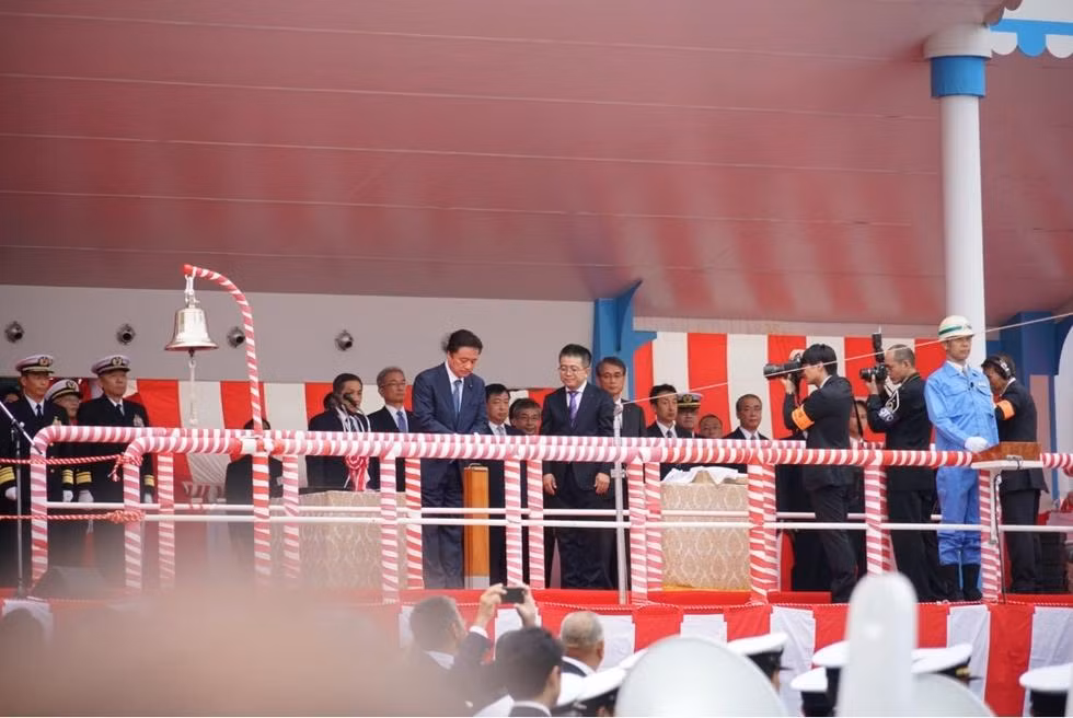 Các quan chức cấp cao của chính phủ và JMSDF tham gia lễ hạ thủy 25DD. Nguồn ảnh: QQ