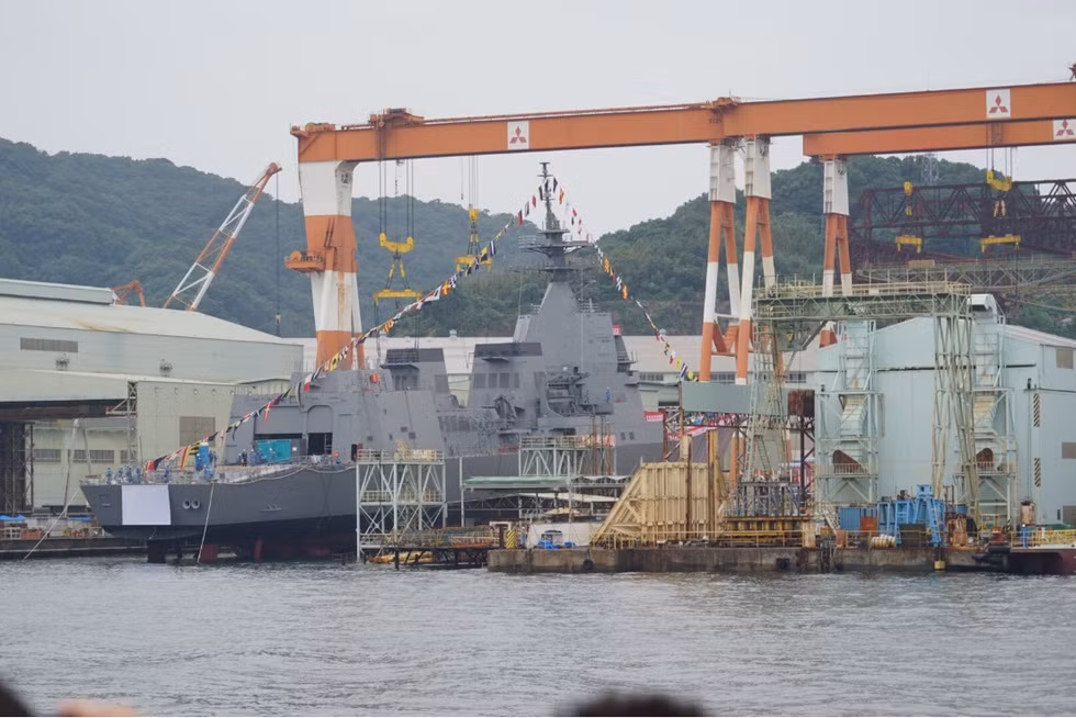 Toàn bộ hệ thống điện tử trên 25DD đều do Nhật Bản tự sản xuất trong nước. Các nguồn tin cho biết rằng, con tàu sẽ sở hữu hệ thống tác chiến tổng hợp đường không FCS-3 gồm radar mạng pha chủ động OPS-50 cùng hệ thống kiểm soát hỏa lực. Ảnh: Cột buồm chính của 25DD. Nguồn ảnh: QQ