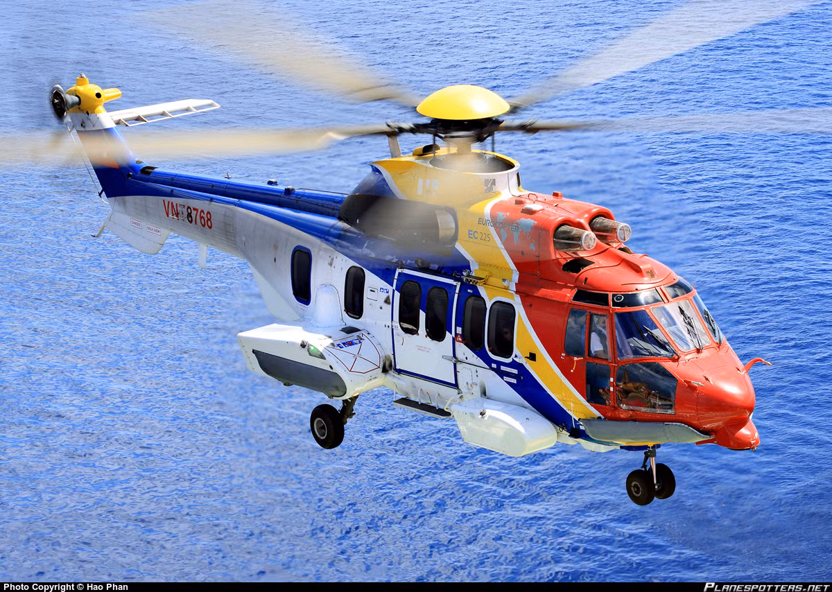 Tiếp theo là dòng máy bay trực thăng đa năng EC225 Super Puma MKII+ do nhà máy Eurocopter (CH Pháp sản xuất). Máy bay được tích hợp tất cả các công nghệ mới nhất hiện nay, với hai động cơ Turbomeca Makila 2A1, hệ thống điều khiển tiên tiến bảo đảm cho máy bay hoạt động với tải trọng cao, phạm vi hoạt động rộng và tốc độ bay nhanh. Nguồn ảnh: Planespotter