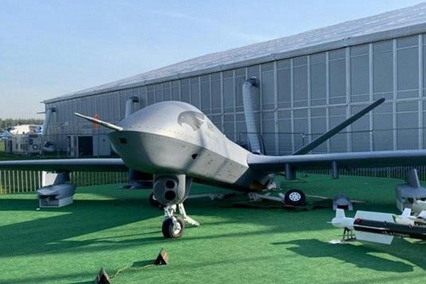 Thứ hai, mặc dù một máy bay không người lái được trang bị vũ khí có thể bay ở độ cao đến 7.000 mét, nhưng để phát hiện và tấn công chính xác, chẳng hạn như nhìn thấy biển số xe, UAV bắt buộc phải hạ xuống độ cao rất thấp, do vậy rất dễ bị bắn hạ bởi hỏa lực phòng không tầm thấp. Vì lý do bay ở độ cao quá thấp, nhiều UAV Pterizard-2 đã bị bắn hạ bởi hỏa lực phòng không tầm thấp ở chiến trường Yemen cũng như Libya.