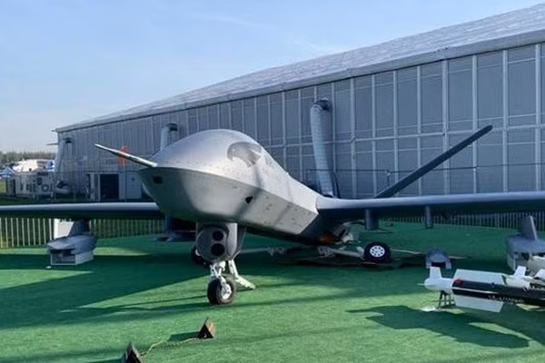 Thứ hai, mặc dù một máy bay không người lái được trang bị vũ khí có thể bay ở độ cao đến 7.000 mét, nhưng để phát hiện và tấn công chính xác, chẳng hạn như nhìn thấy biển số xe, UAV bắt buộc phải hạ xuống độ cao rất thấp, do vậy rất dễ bị bắn hạ bởi hỏa lực phòng không tầm thấp. Vì lý do bay ở độ cao quá thấp, nhiều UAV Pterizard-2 đã bị bắn hạ bởi hỏa lực phòng không tầm thấp ở chiến trường Yemen cũng như Libya.