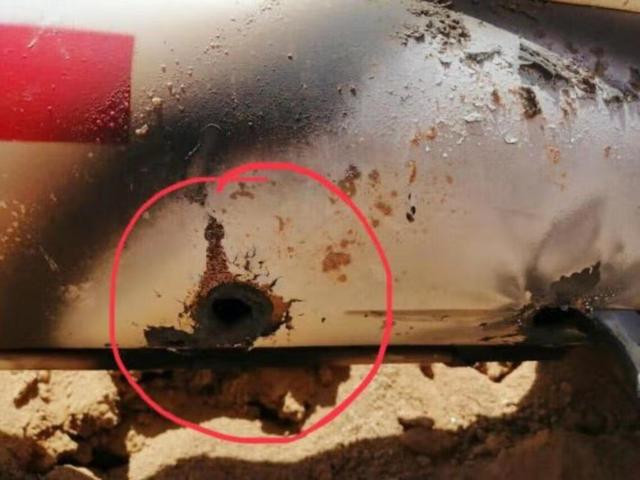 Từ hiện trường chiếc máy bay bị rơi, trên thân máy bay có một lỗ thủng hình tròn rất kỳ lạ đã được tìm thấy; xung quanh lỗ thủng có màu đen, không giống như những vết thủng do đầu đạn bắn trúng.