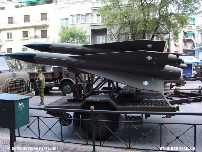 MIM-23 Hawk bắt đầu phục vụ trong Quân đội Mỹ từ tháng 8-1960, đến năm 1971 thì có phiên bản cải tiến.