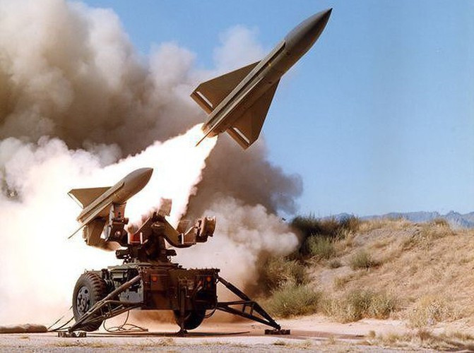 Trong cuộc Chiến trang Iraq - Iran (1980 - 1988), hệ thống tên lửa MIM-23 Hawk của Iran “tự ” bắn rơi 2 - 3 chiếc tiêm kích F-14 và 1 chiếc F-5 của chính Không quân Iran, và khoảng 40 máy bay Iraq.