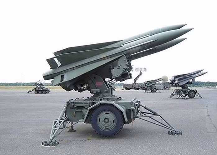 Tổ hợp MIM-23 Hawk trang bị đạn tên lửa MIM-23A dài 5,08m, đường kính thân 0,37m, sải cánh 1,21m, lắp đầu đạn nổ mảnh nặng 54 kg và trọng lượng phóng 584 kg.