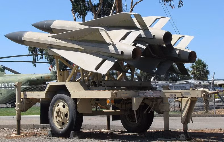 Ngày 2/8/1990, MIM-23 Hawk cải tiến của Kuwait đã bắn rơi 1 chiếc Su-22 và 1 chiếc MiG-23BN của Không quân Iraq khi xâm nhập Kuwait.