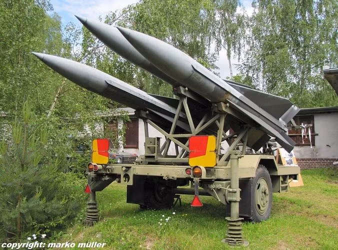 Loại tên lửa này được thiết kế với vai trò tấn công các mục tiêu ở tầm bắn trung bình, độ cao lớn.