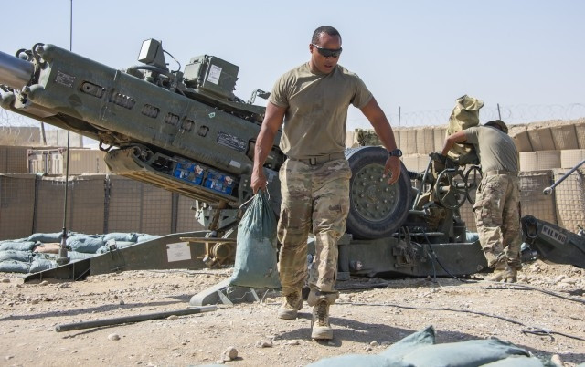 Nhưng theo các chuyên gia, đầu đạn của Excalibur có một nhược điểm rất lớn. Tổ hợp này sử dụng hệ thống dẫn đường bằng GPS, vì vậy nếu trong điều kiện chiến tranh điện tử, hệ thống này sẽ hoàn toàn bị vô hiệu hóa. Trong trường hợp xung đột với Nga với hệ thống tác chiến điện tử hiện đại thì hiệu quả của tổ hợp này gần như bằng không.