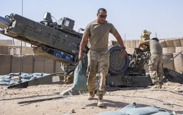 Nhưng theo các chuyên gia, đầu đạn của Excalibur có một nhược điểm rất lớn. Tổ hợp này sử dụng hệ thống dẫn đường bằng GPS, vì vậy nếu trong điều kiện chiến tranh điện tử, hệ thống này sẽ hoàn toàn bị vô hiệu hóa. Trong trường hợp xung đột với Nga với hệ thống tác chiến điện tử hiện đại thì hiệu quả của tổ hợp này gần như bằng không.