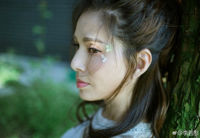 "Bấn loạn” với dung nhan “Tiểu Long Nữ” Lý Nhược Đồng ở tuổi U50 - Hình 6