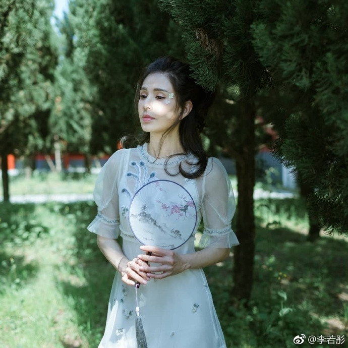 "Bấn loạn” với dung nhan “Tiểu Long Nữ” Lý Nhược Đồng ở tuổi U50 - Hình 3