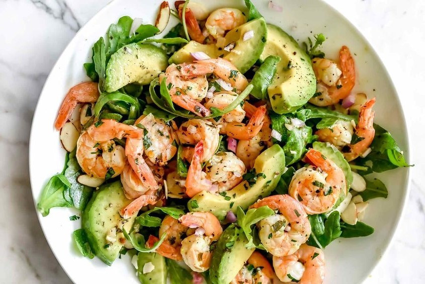 Quả bơ Trong quả bơ có chất béo không bão hòa đơn và đa giúp đốt cháy mỡ bụng. Ngoài ra, acid amin trong quả bơ có chức năng quản lý trọng lượng cơ thể. Hàm lượng chất xơ của loại thực phẩm này cũng giúp cơ thể không dễ đói. Bạn nên ăn nửa quả bơ mỗi ngày dạng nguyên hoặc xay nhuyễn.