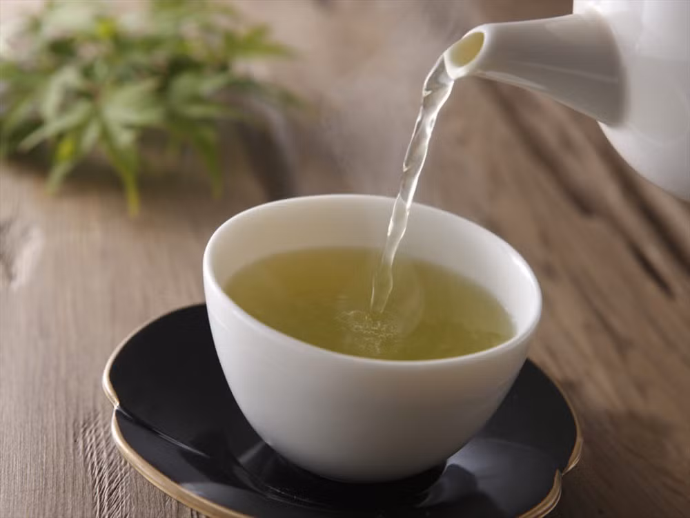 Trà xanh Trà xanh là thực phẩm giảm béo rất hiệu quả. Lý tưởng nhất là bạn hãy thưởng thức từ ba đến bốn tách trà xanh mỗi ngày. Đặc tính chống oxy hóa của trà xanh sẽ giúp thanh lọc cơ thể hiệu quả. Ngoài ra, trà xanh cũng giúp thúc đẩy quá trình trao đổi chất trong cơ thể nên hiệu quả giảm cân cũng tăng lên.