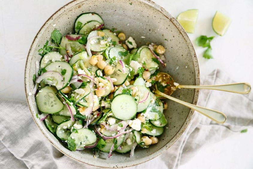 Dưa chuột Hàm lượng nước trong dưa chuột chiếm tới 96% nên có thể ngăn ngừa các triệu chứng đầy hơi, khó tiêu. Đặc biệt, nhờ có chất chống oxy hóa flavonoid trong dưa chuột nên sẽ tác động vào trực tiếp, làm giảm mỡ vùng bụng nhanh chóng.