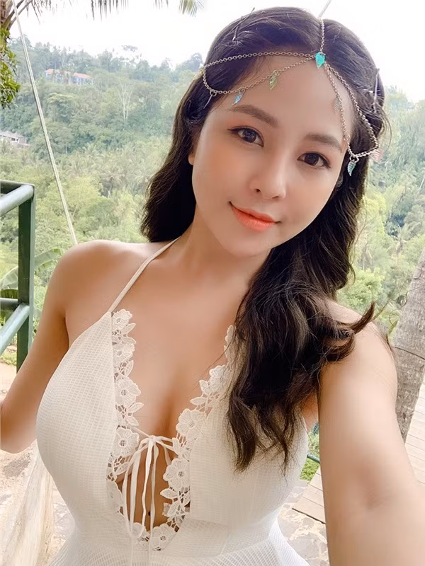 Menu đồ ăn của Trâm Anh rất đa dạng. Cô thường ăn các món cá hấp, thịt bò nhúng, rau, rất nhiều hoa quả, các loại bánh ít calo.