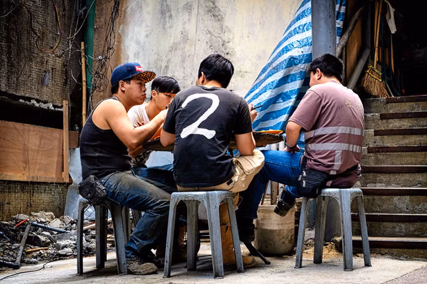 Nhóm các nhân viên nhà hàng dai-paal-dong nghỉ ăn trưa.