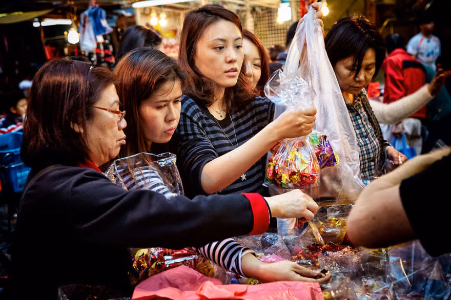 Mọi người tới mua kẹo trên đường Wanchai của xứ Cảng thơm.