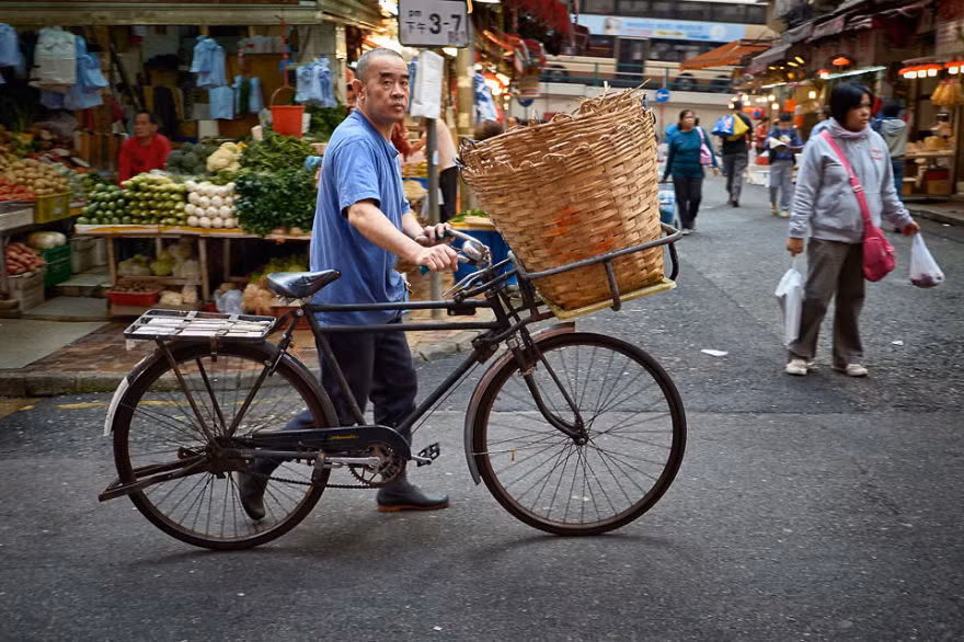 Người đàn ông đang chuyển đồ bằng công cụ kiếm sống là chiếc xe thồ ở đường Bowrington, Vịnh Causeway, Hồng Kông.